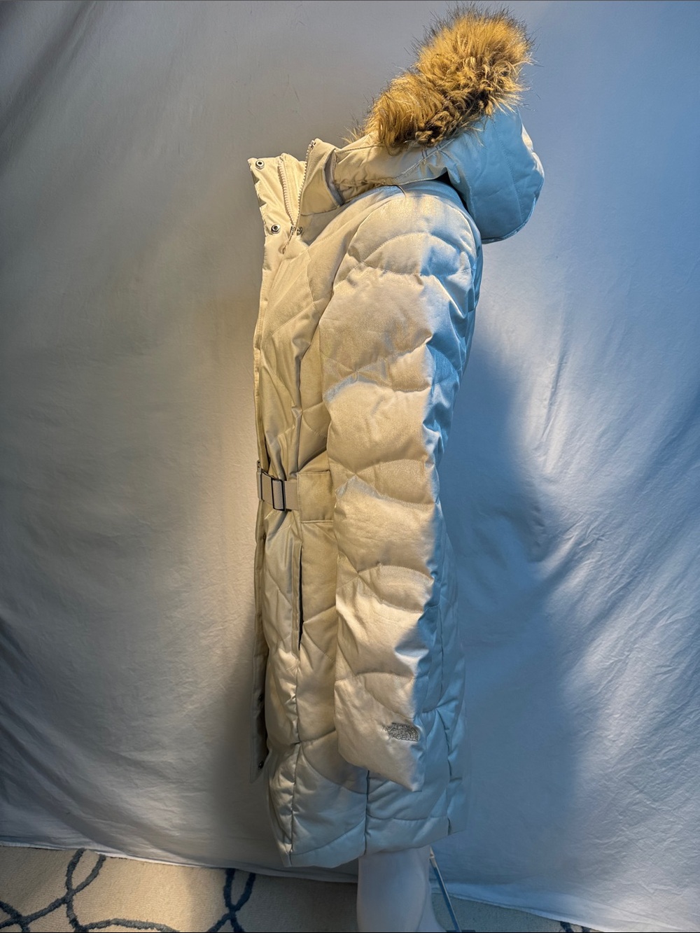 The North Face Women's Cream Quilted Belted Puffer Coat with Faux-Fur Hood - Picture 4 of 16